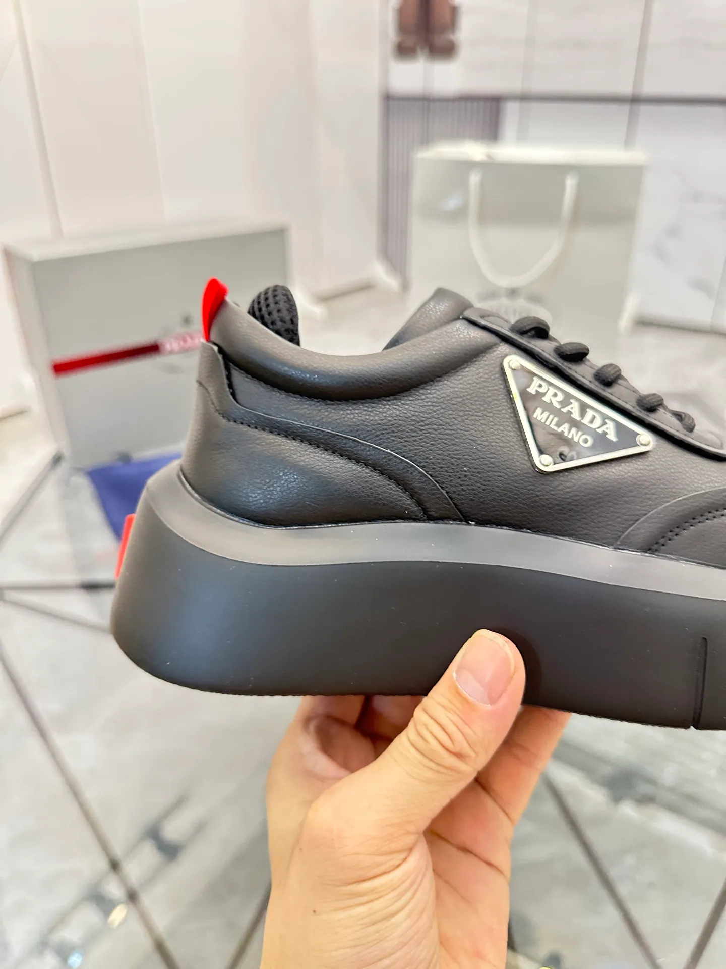 Selling men's shoes 💰: 💰P560¥ High-end top quality Product trademark: Prada * "Prada*" low-top casual shoes Regular size: 35-45 (can be customized to 46) Couple style Product material: imported first-layer cowhide leather upper, breathable lining, original outsole. No.: H201